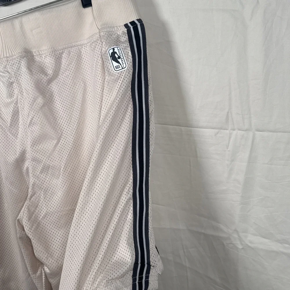 NBA Trainer‎ Shorts Above The Knee Men's Off White Size XL NWT Basketball